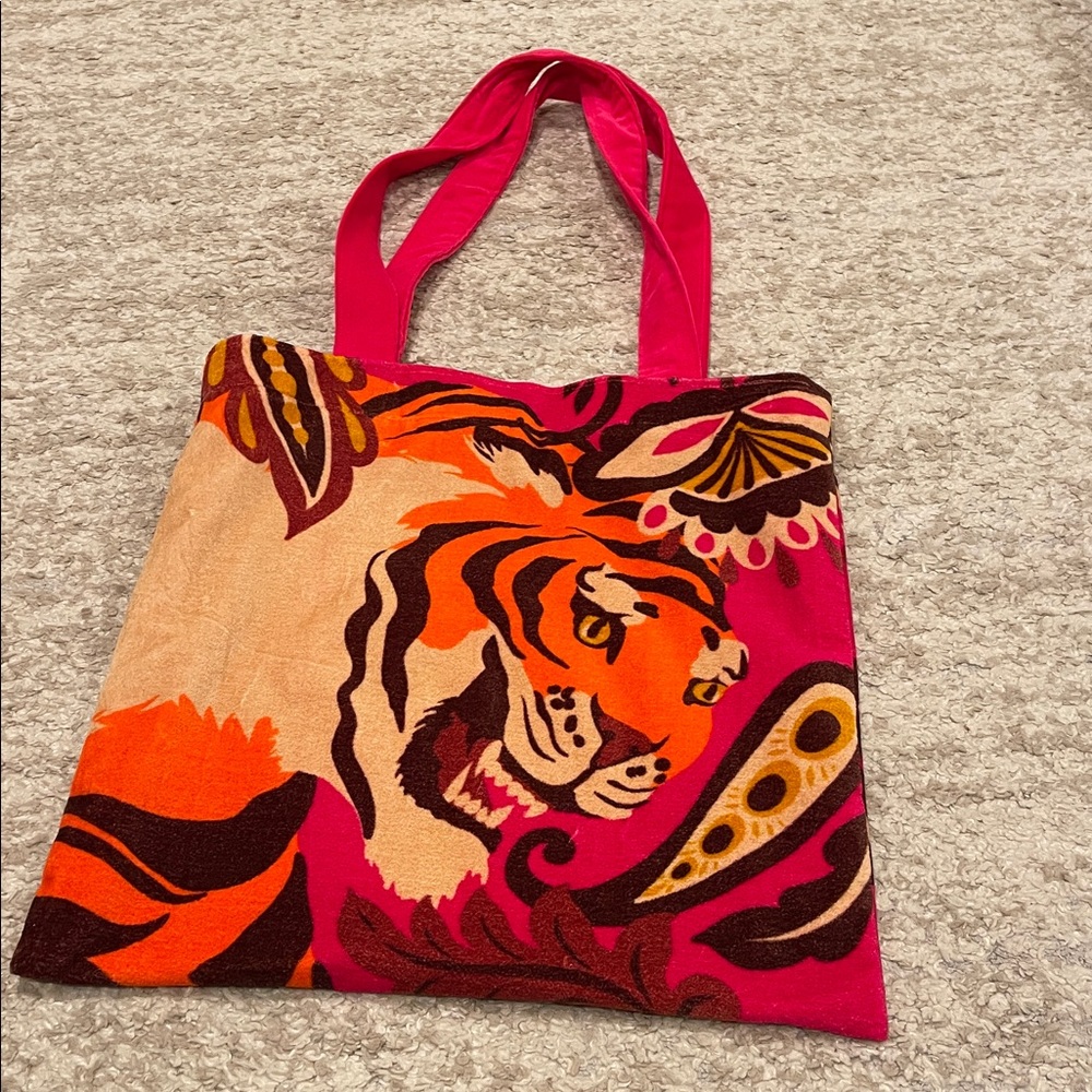 Powder
Velvet Tote Bag - Roaring Tiger - Picture 8 of 12